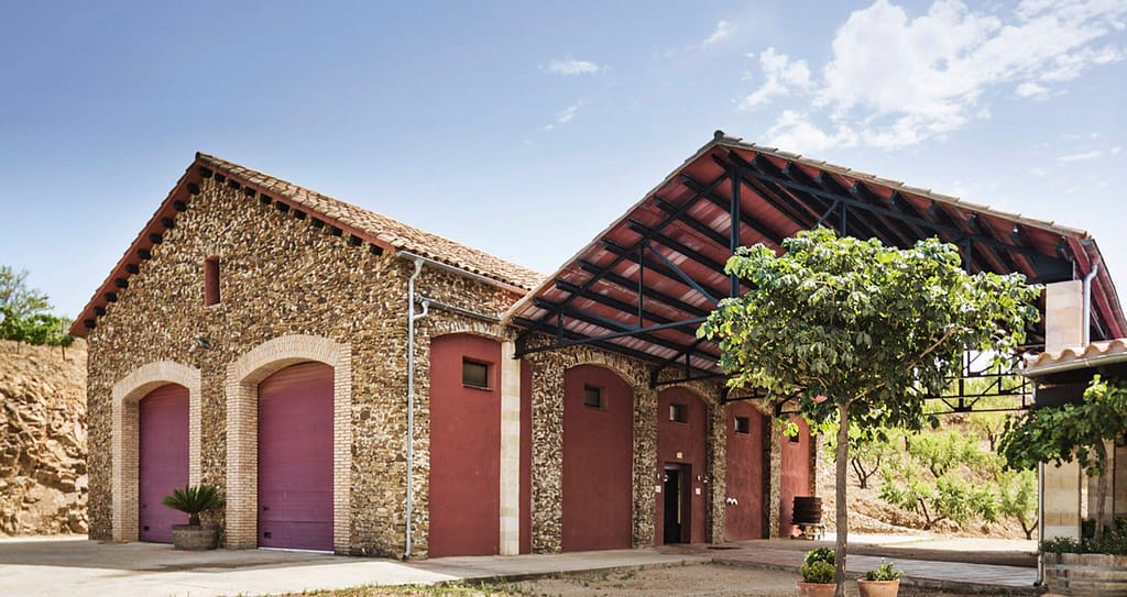 Fotografia de l'exterior del celler Costers del Priorat.
