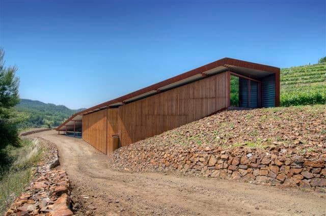 Fotografia de l'exterior del celler Clos del Portal.